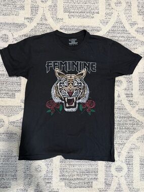 EllandEmm Feminine Tiger Graphic Tee - Black